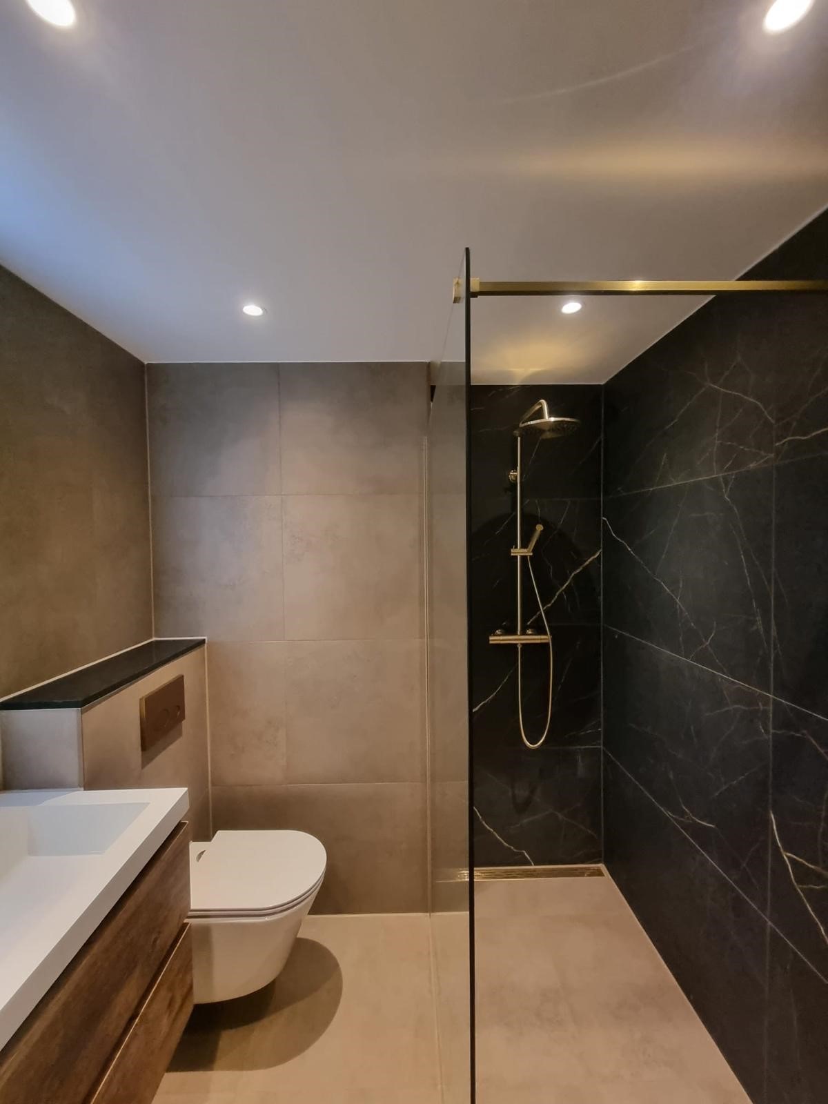 Moderne badkamer met marmer & goud